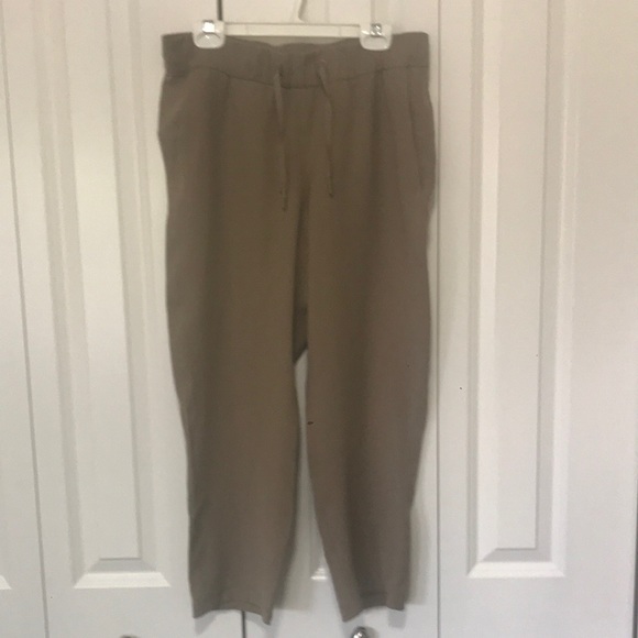 Lululemon on the Fly woven SZ 6 capri length - Picture 1 of 6